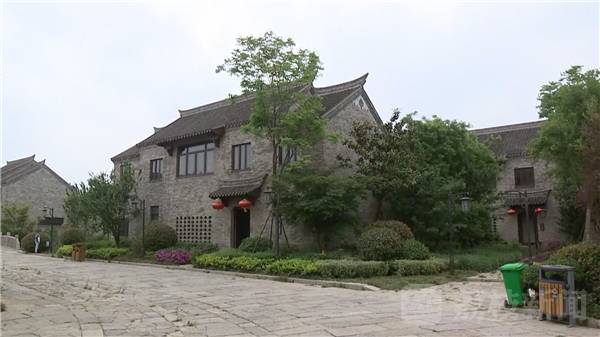新城蜕变与居民励志前行（或可简化为“新城蜕变”和“居民励志”）