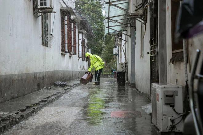 台风天气下的独特小巷