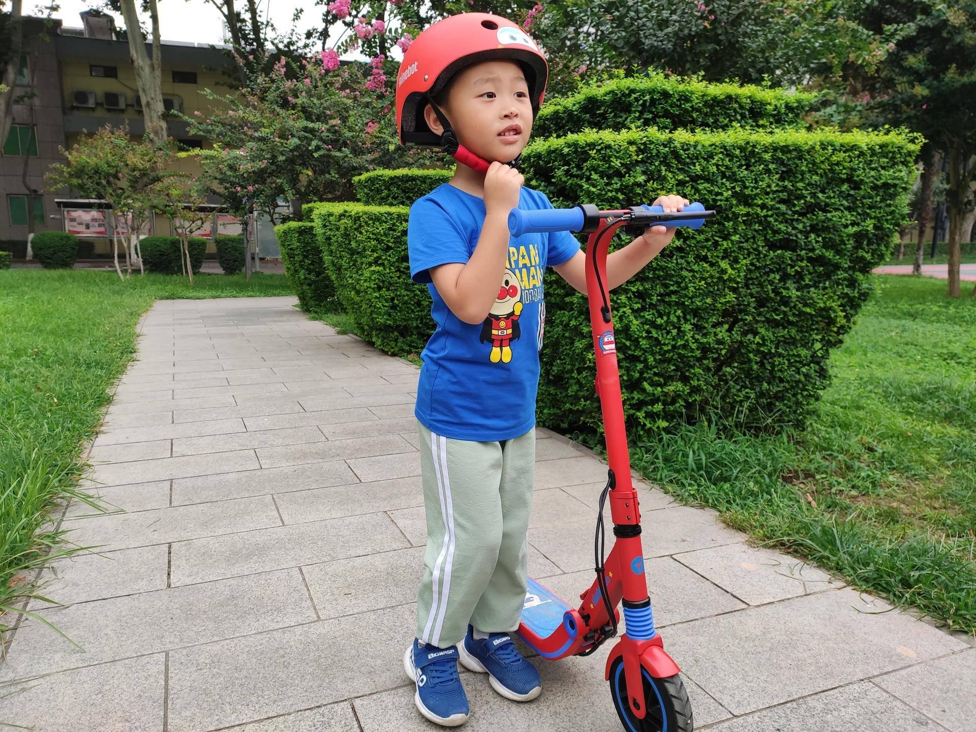飞行滑板，最新交通工具与友情的奇妙之旅
