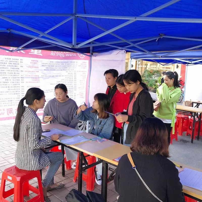 科技革新引领职场新风尚（或科技革新