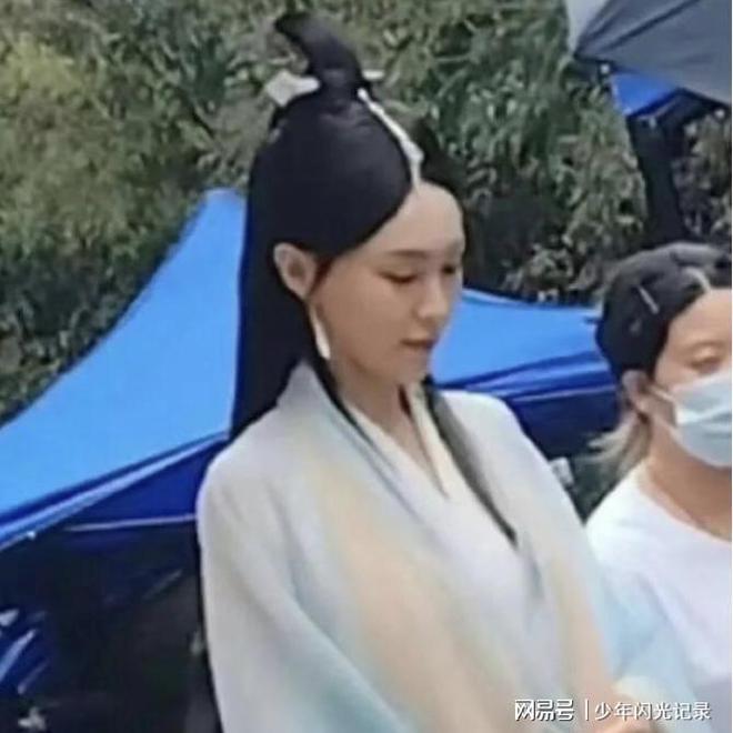 唐嫣新剧路透，自然美景中的心灵之旅与幽默探索