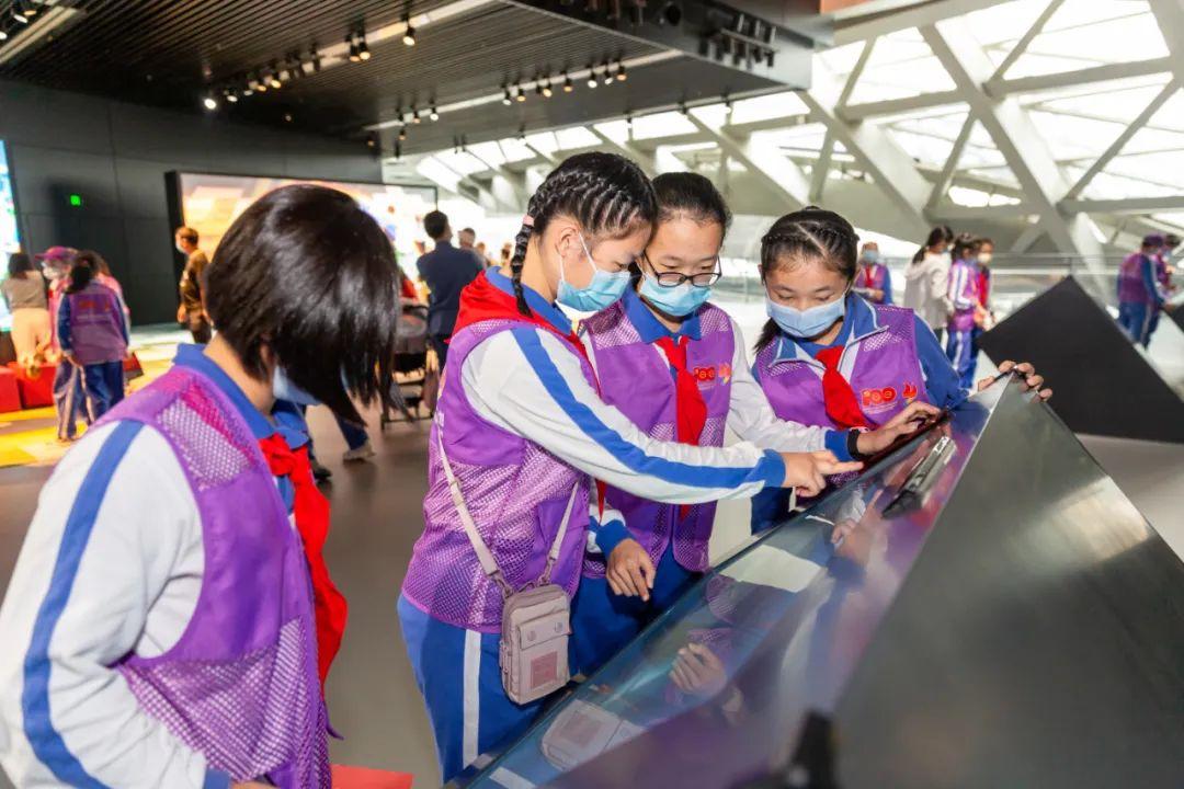 学习变革浪潮中的自信与成就诞生之路（或可简化为“学习变革与自信成就”）