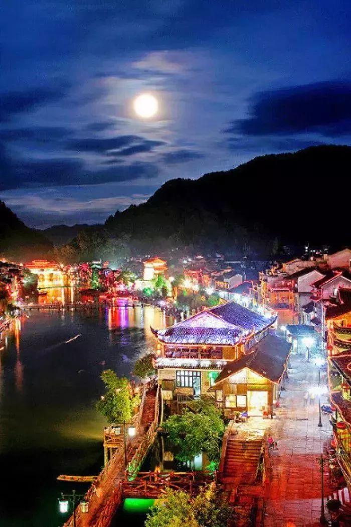 她与自然美景的浪漫邂逅，最新之旅的独家记录