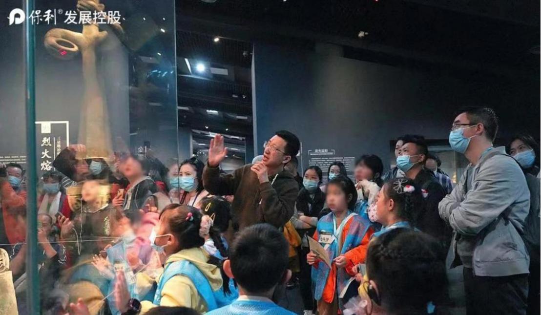 时尚潮流与神秘面纱的交融，最新戴面纱风尚
