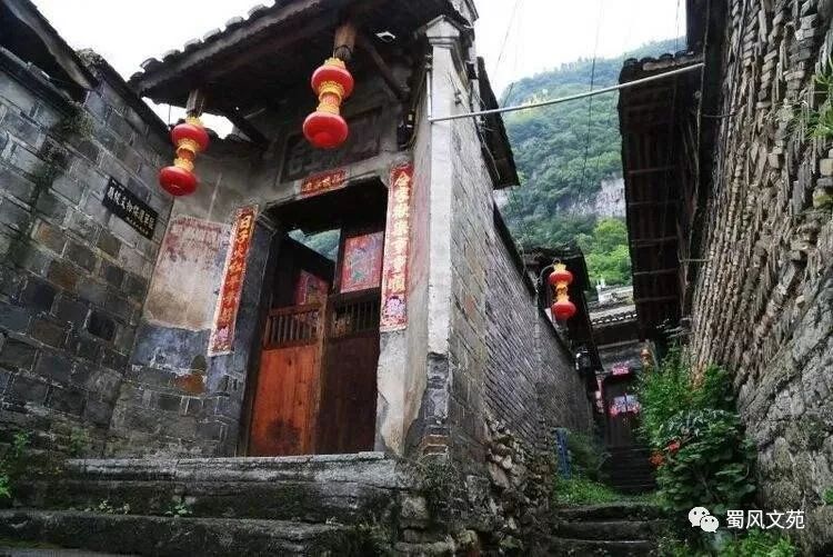 阎某最新发现，小巷深处的独特风味美食