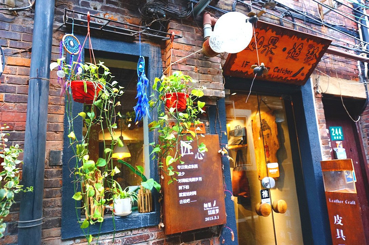 最新恋曲风靡之际，小巷深处的特色小店探秘
