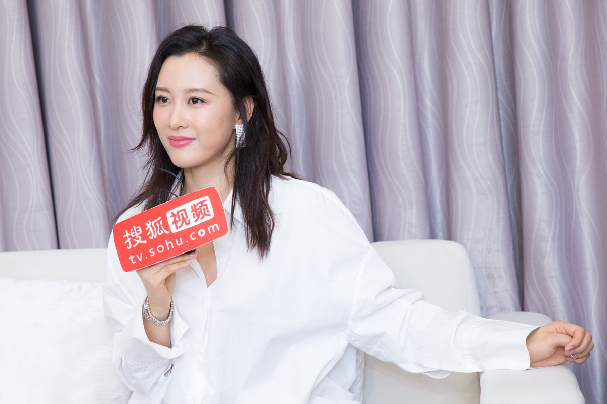演员张静静探寻自然美景，心灵之旅寻求宁静与平和