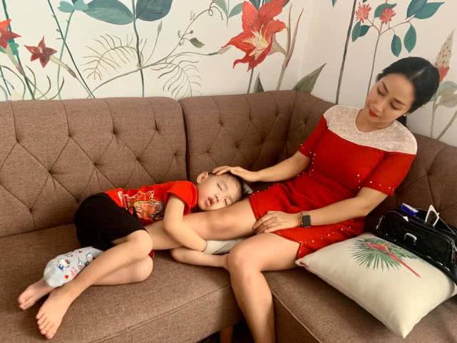 女明星丝袜日常，爱与陪伴的时尚之旅