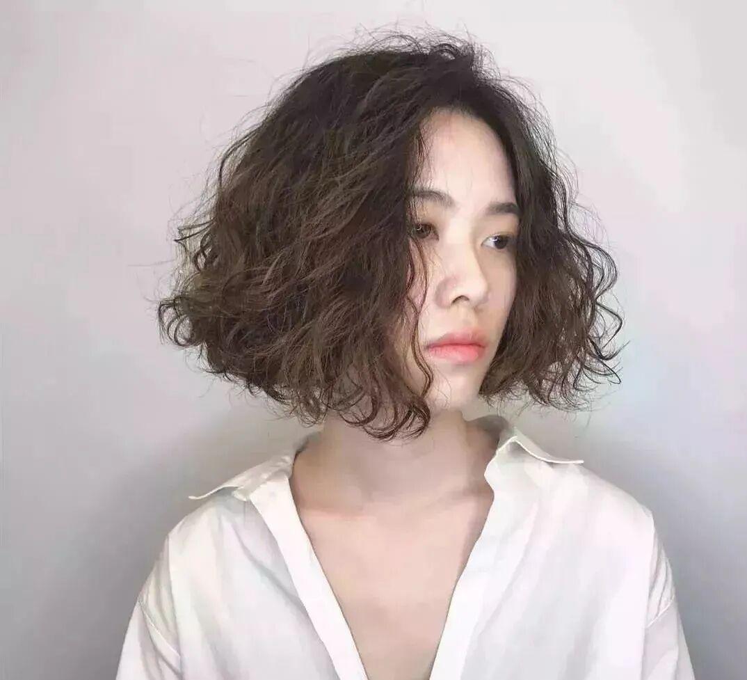 最新短发造型步骤指南与流行趋势解析