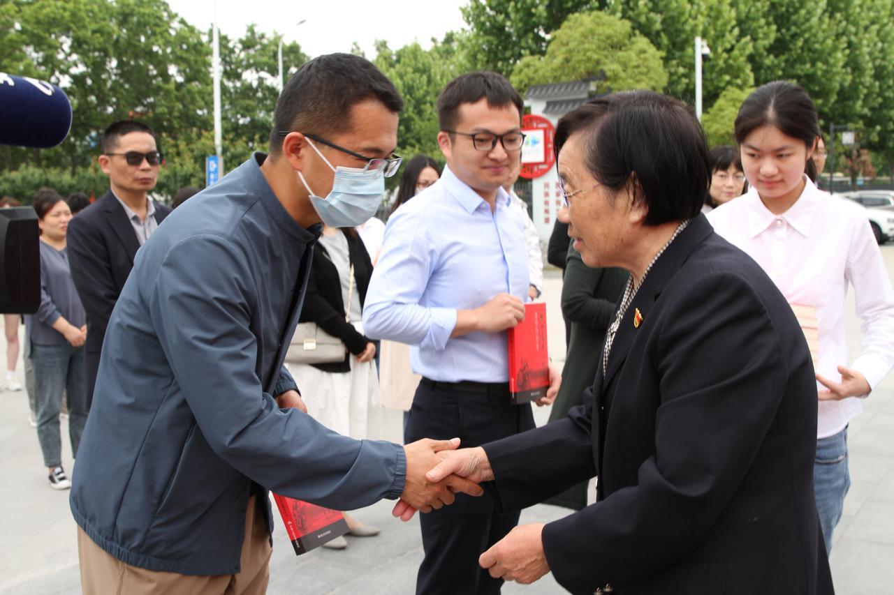 城市变迁中的自信与成就感之源（或可简化为“城市变迁与成就感”）