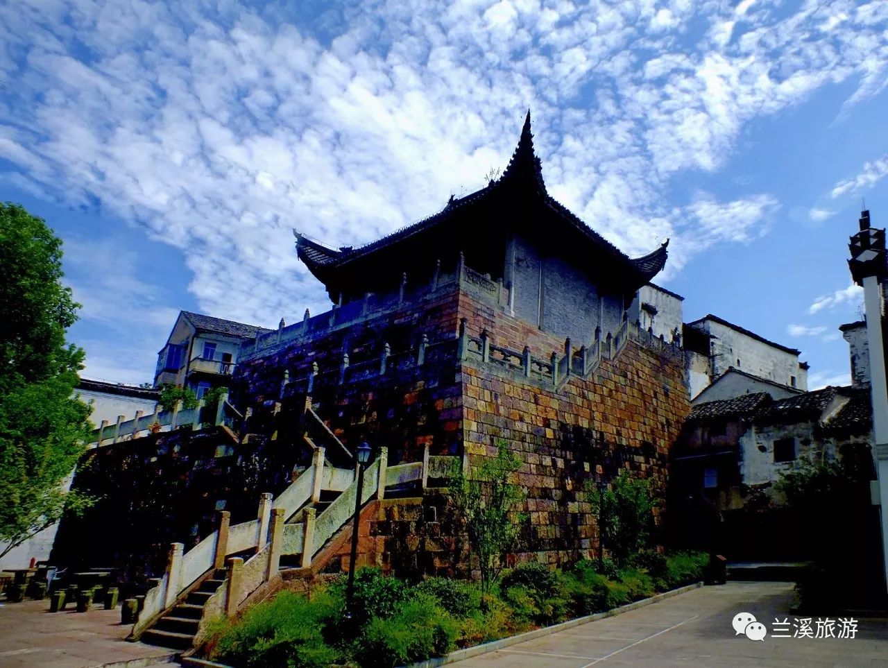 小巷深处的惊喜发现（或可简化为“小巷惊喜”）