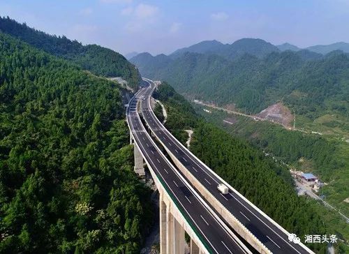 驶向自然美景的平静之旅
