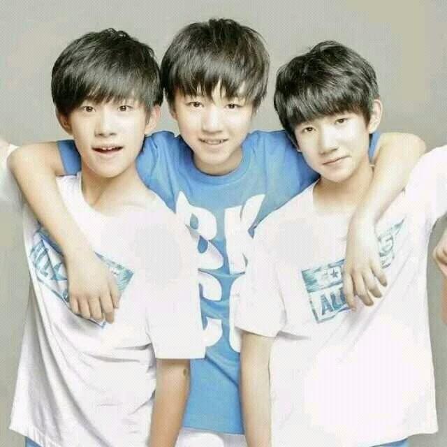 TFBoys最新帅照，小巷深处的独特魅力
