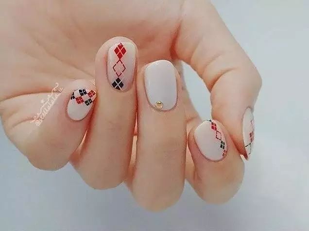 美甲制作步骤指南（或美甲制作教程/初学者美甲教程等）