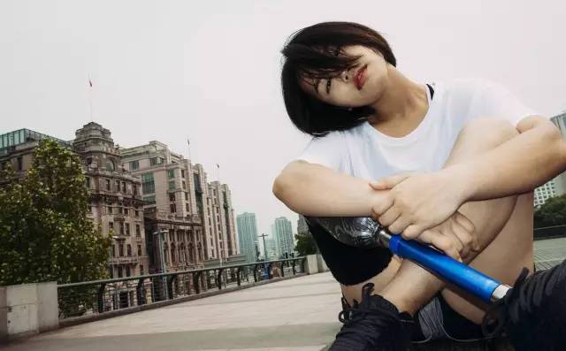 独臂女孩，小巷的独特风景与隐藏的特色小店图片集萃
