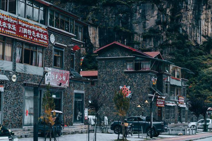 小巷中的隐藏宝藏与特色小店探索